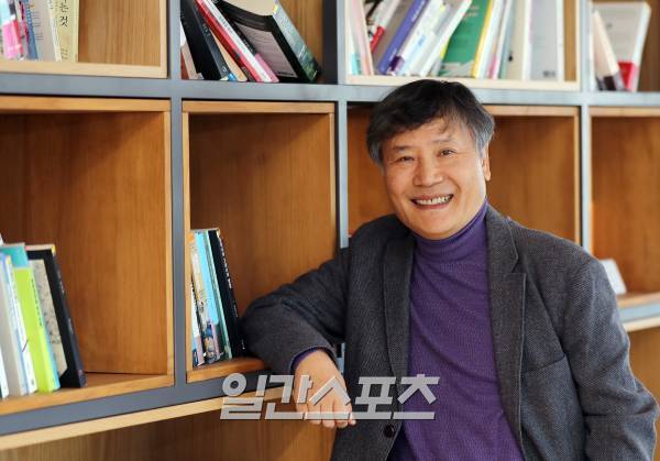 디즈니플러스 '카지노' 시즌2에 출연한 배우 최홍일이 21일 오후 서울 중구 KG타워에서 진행된 일간스포츠와의 인터뷰에 앞서 포즈를 취하고 있다. 김민규 기자 mgkim1@edaily.co.kr /2023.02.21/