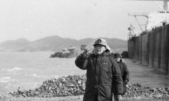 고(故) 정주영 현대그룹 명예회장이 서산방조제 건설 현장에서 공사를 지휘하고 있다. [중앙포토]