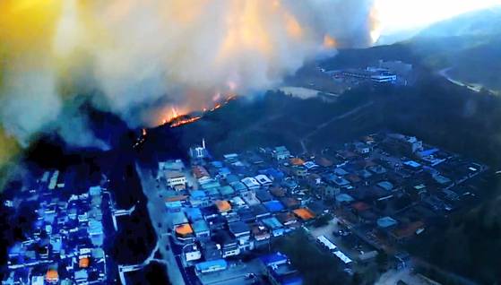 2021년 2월 21일 오후 경북 안동시 임동면 망천리의 한 야산에서 원인을 알 수 없는 화재가 발생해 불길이 중평리 방향으로 번지고 있다. 사진 오른쪽으로 경북소방학교 건물이 보인다. [산림청]