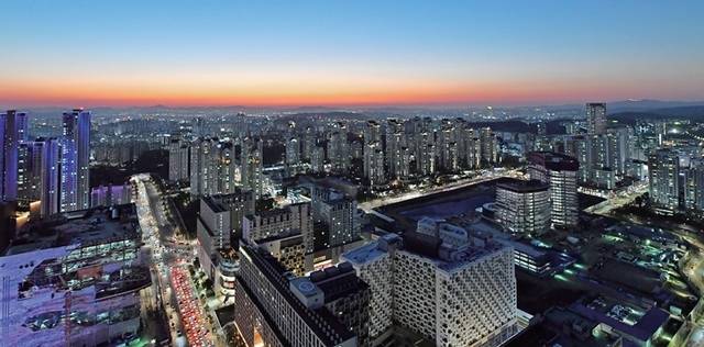 동수원권역 중 하나인 광교신도시 야경 모습. 수원특례시 제공