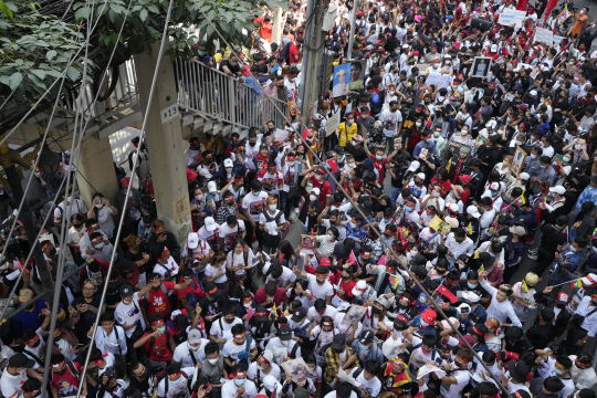 Thailand Myanmar Protest 태국 거주 미얀마인들이 지난 2월 1일 방콕의 미얀마 대사관 밖에서 미얀마 군부 쿠데타 2년을 맞아 반정부군 유혈진압 중단을 촉구하는 민주화 시위를 하고 있다. 뉴시스