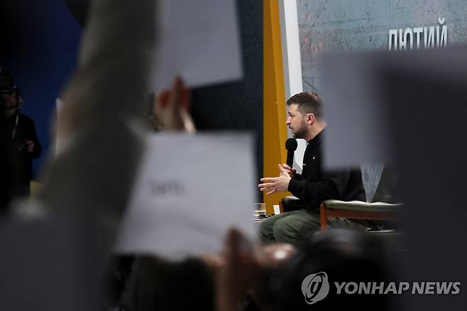 전쟁 1주년 기자회견하는 젤렌스키 우크라이나 대통령 (키이우 로이터=연합뉴스) 볼로디미르 젤렌스키 우크라이나 대통령이 전쟁 1주년을 맞아 24일(현지시간) 키이우에서 기자회견을 하고 있다. 2023.2.24 photo@yna.c
