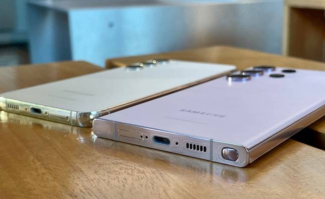 갤럭시S23 플러스 크림(왼쪽)과 울트라 라벤더(오른쪽). 울트라 모델 하단에는 S펜이 장착돼 있다./사진=백유진 기자 byj@