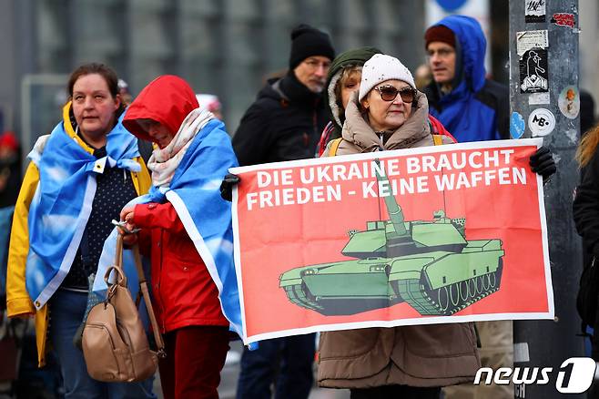 25일(현지시간) 독일 베를린에서 시위대가 우크라이나에 대한 무기 지원을 반대하는 집회에 참여하고 있다. 2023.02.25/뉴스1 ⓒ 로이터=뉴스1 ⓒ News1 김민수 기자