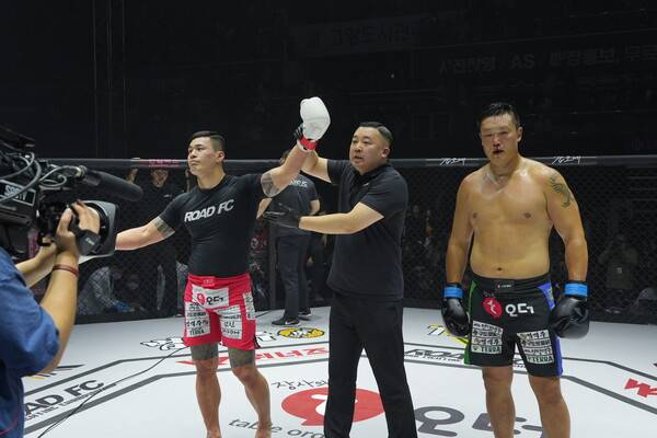 20kg 차이를 극복하고 승리한 황인수(왼쪽)와 패배한 명현만(오른쪽). ⓒ로드FC