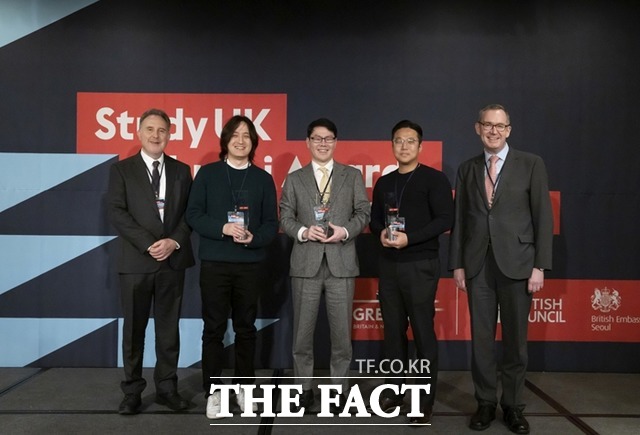 주한영국문화원은 주한영국대사관과 공동으로 전 세계 다양한 분야에서 활동하는 영국 동문들의 성취와 공헌을 조명하고 기념하는 '영국 유학 동문상 시상식(Study UK Alumni Awards)'을 개최하고 한국인 수상자 4인을 발표했다. 사진 왼쪽부터 폴 클레멘슨 주한영국문화원장, 비즈니스·혁신 부문 수상자 한윤창 코클 공동창업자 및 대표, 과학·지속가능성 부문 수상자 정헌석 동방에프티엘 대표이사, 문화·크리에이티브 부문 수상자 김신욱 예술가 및 경일대 사진영상학부 조교수, 콜린 크룩스 주한영국대사. /주한영국문화원