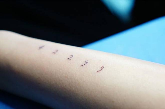 류호정 정의당 의원은 타투이스트의 직업분류코드인 '42299'를 팔에 새겼다. [이미지출처=류 의원 페이스북]