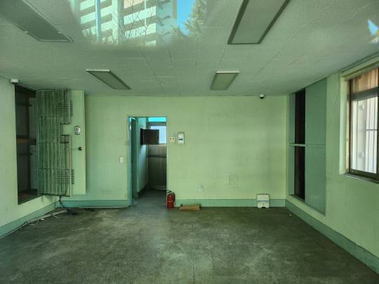 대전 중구 태평동 인근 구 태평치안센터 건물 내부. 소화기와 공사 자재들이 나뒹굴고 있다. 사진=이태희 기자