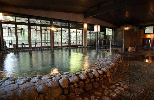 일본 후쿠오카현 지쿠시노시의 후쓰카이치 온천에 있는 고급 료칸 ‘다이마루 벳소’의 대욕장. 레지오넬라균이 기준치의 3,700배나 검출될 정도로 비위생적 관리를 해 왔다는 사실이 드러났다. 다이마루 벳소 홈페이지 캡처