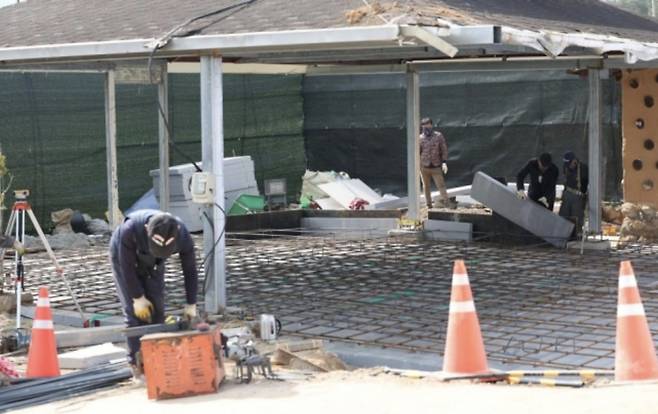 공사 중인 경남 양산시 하북면 평산마을 문 전 대통령 책방 [연합]