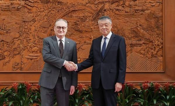 [서울=뉴시스]20일 중국 베이징에서 류샤오밍 한반도사무특별대표(오른쪽)와 이고리 모르굴로프 주중 러시아 대사가 회동에 앞서 악수하고 있다. <사진출처: 中외교부 사이트> 2023.02.21