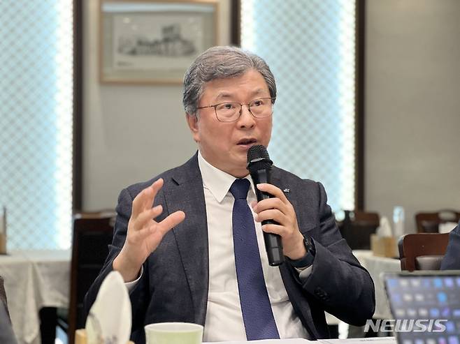 [서울=뉴시스]김복철 국가과학기술연구회(NST) 이사장이 지난 24일 서울 광화문에서 열린 기자간담회에서 NST의 올해 핵심 추진과제에 대해 설명하고 있다. (사진=NST 제공)