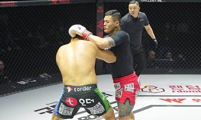 지난 25일 황인수(오른쪽)가 고양종합체육관에서 열린 로드FC 063에서 가진 무제한급 킥복싱 룰 이벤트 매치에서 명현만에게 공격을 시도하고 있다. 로드FC 제공