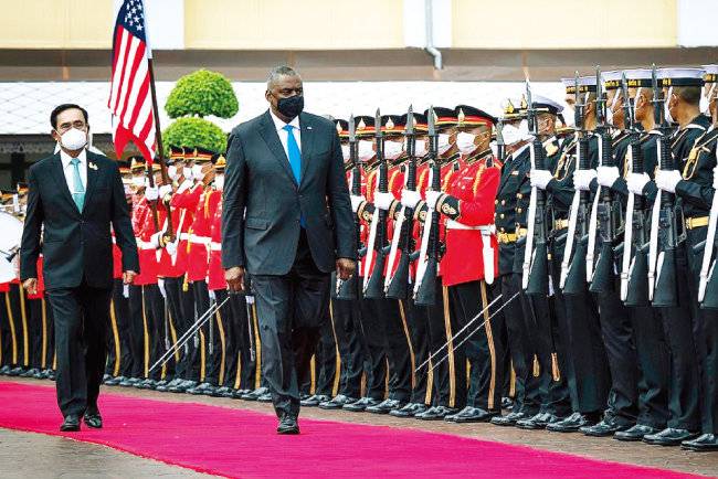 로이드 오스틴 미국 국방장관(오른쪽)이 지난해 6월 쁘라윳 짠오차 태국 총리와 함께 태국군 의장대를 사열하고 있다. [미국 국방부]