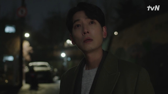 Jung Kyung-ho finds out that the serial Murderer is Shin Jae-ha.In the 14th episode of tvN Crash Course in Romance broadcasted on the 26th, Namhae (royunseo) was chased by a serial Murderer, Shin Jae-ha, and was in an accident and became a coma.On the same day, Namhae saw Ji Dong-hee shooting iron beads at the southbound ferry (Jeon Do-yeon) in front of her house.As soon as I turned on the cellphone, Ji Dong-hee took the cellphone when I was about to receive a call from my family.Namhae pushed Ji Dong-hee and escaped from the house. During a breathtaking chase, Namhae was hit by a taxi running down the alley.When people gathered, Ji Dong-hee disappeared after leaving Memoir of War on Namhaes cellphone, Mom, Im sorry, Jae-woo, take care of my uncle.After that, the cellphone was turned on, and the South and the family heard that Namhae was in the hospital. Ji Dong-hee also came to the emergency room and looked at the operating room meaningfully.The medical team explained that Namhae fell into Coma due to cerebral edema and had to wait for him to wake up.Police also misunderstood that he had deliberately jumped into the car because of the stress of the entrance examination, saying, Is not it related to the blank answer sheet in the test?Kim Young-joo (Lee Bong-ryeon) hugged Nam Jae-woo (Oh Eui-sik) as he fought back tears.Im sad to see Hae lying down. Im The Uncle, but I can not do anything. Lee Seon-jae (Lee Chae-min), who was suffering from guilt, told his mother Jang Seo-jin (Jang Young-nam) to tell the school frankly and ask her to be punished.Lee Seon-jae said, So my mother is happy, and Jang Seo-jin was shocked.Jang Seo-jin, who was drunk afterward, called her estranged husband and said, Why did I end up like this? Im so scared of myself now. I dont know how far Ill go or how much worse itll get. I thought, If she died like this, Id rather have done that.Choi Hwang Chi-yeul (Jung Kyung-ho) told Ji Dong-hee that he wanted to postpone the math camp schedule or cancel the schedule.However, Ji Dong-hee did not convey the meaning of Choi Hwang Chi-yeul to Gangwon Province, South Korea (Huh Jung-do), and lied to Choi Hwang Chi-yeul that it was difficult to cancel.Bang Soo-ah (Kang Na-eon), who suffers from hallucinations and hallucinations and suffers from entrance exam stress, screamed at her mother Cho Soo-hee (Kim Sun-young) on the phone, saying, That could be me.Lee Seon-jae, who was suffering from guilt, tried to jump off the roof, and Seo Geon-hoo (Lee Min-jae) witnessed it.Lee Seon-jae then went to his homeroom teacher, Jeon Dong-ryul (Kim Dae-yong), and decided to tell everything.Nam Haeng-sun, who saw a strange wound on her wrist, visited the police and asked for a reinvestigation, saying, (The suicide note) doesnt sound like my child. (She said she bought a garbage bag) on the way home.Choi Hwang Chi-yeul was on the phone with the head of Gangwon Province, South Korea, when he learned that Ji Dong-hee had lied about the math camp.I crossed the line and deceived myself. Ji Dong-hee said, I was worried that my teacher would be funny.Choi Hwang Chi-yeul said, I am not shaking, but changing. Do you think that you are normal? Do you miss me like that? I do not like it. And why do you judge whether it is beneficial or not?I do not know anything about you, said Choi Hwang Chi-yeul.I do not think Ill be able to go with you in the future. Choi Hwang Chi-yeul was investigated by the Detectives regarding the death of Jin Yi-sang (Ji Il-ju).Detectives told Choi Hwang Chi-yeul that he doubted himself, saying, The common point of the iron beads related case is Mr. Hwang Chi-yeul.It was also revealed that Jung Sung-hyuns younger brother, who committed suicide in the past, was Jung Sung-hyun.Jung Sung-hyun was innocent after killing her obsessed mother from the window after her sisters death, but she was innocent. After that, she washed her identity with Ji Dong-hee and stayed with Choi Hwang Chi-yeul.Police also heard testimony that Jung Sung-hyun was the culprit who shot iron beads from a security guard in his former apartment.Ji Dong-hui went to Choi Hwang Chi-yeul and knelt down, saying, It was wrong. Choi Hwang Chi-yeul shook hands, saying, I was sensitive for a moment, too. This is not how I treated you, who I have treated with all my body and mind for the past six years.Ji Dong-hee grabbed Choi Hwang Chi-yeuls hand, and Choi Hwang Chi-yeul was convinced that the police had a callus on the right hand index finger of the serial Murderer, and then followed Ji Dong-hee.Photo = tvN broadcast screen