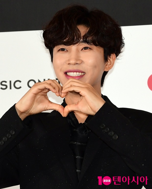 Lim Young-woong is loved for his success, and Huang Hero fell down in front of his throne during the audition. Huang Heros injuries were revealed.The production team of Burning Mr. Trotman said on the 25th, We have confirmed the facts about the recent cast member Hwang Hero, adding, In 2016 (22 years old at the time), Hwang Hero was fined 500,000 won by the prosecutions summary indictment.Hwang Hero admitted, Im truly sorry for hurting a close friend of mine. Ill apologize to him in person and ask for his forgiveness.I have a willingness to live a new life, even though the mistakes of the past are heavy. I have been working in factories for many years since my mid-20s and have learned a sincere life.I was in fear and pain every moment while recording the broadcast. I want to put everything down and disappear at this moment, he said.He also said, I am courageous and openly apologizing for my grandmother who took care of me on behalf of my mother who lived in the back of my life and my mother who made a living.On the 22nd, Hwang Hero was identified as a violence perpetrator by an anonymous Mr. A.Mr. A dismissed Hwang Heros request to eat more alcohol during his birthday party, but suddenly he was violence and suffered from aftereffects such as dentition.Mr. A sued Huang Hero for injury, and Huang Hero also accused Mr. A of bilateral violence.After that, Mr. A agreed with Huang Hero for 3 million won including the treatment fee, but Huang Hero did not apologize, and Mr. A said he was suffering from Huang Heros violence aftereffects so far.As the controversy grows, there is also a second Disclosure related to Hwang Hero, which is called Yakuzumi, which is called Yakuzumi. On March 4, 2016, the Ulsan District Prosecutors Office also released a complaint that was completed.Burning Mr. Trotman At the beginning of the broadcast, Huang Hero was easily imprinted on viewers because he had the same name as Lim Young-woong.Huang Hero said that he had been worried about other names but decided to act according to his real name, saying that the name given by his grandmother was precious.On the other hand, the original hero Lim Young-woong is on a roll. Mr. Trot winner Lim Young-woongs popularity has not cooled down.Lim Young-woong, who recently sold out nationwide tours in Korea and finished the Walk the Line performance, has also entered overseas markets.Last 11th ~ 12th United States of America LA Dolby Theater Lim Young-woongs United States of America concert was completed successfully.At the time of Mr. Trot appearance, Lim Young-woongs devotion became a hot topic. Lim Young-woong has a scar on his left cheek.It was caused by falling down as a child, but since the mother was struggling to lead the family at that time, the scar was left because she could not treat the wound properly.At the time, Lim Young-woong impressed viewers by saying, I want to be successful even if I think about my mother.Lim Young-woong will meet fans with a live-action movie from March 1. The movie Im the Hero Final will be released last year with concert Walk the Line performances and behind-the-scenes performances.Im Heroes The Final was the number one movie advance rate, surpassing the Marvel movie advance rate.Two Heros different moves with the same name. Not only the steady effort, but also the personality and personality created by each person.