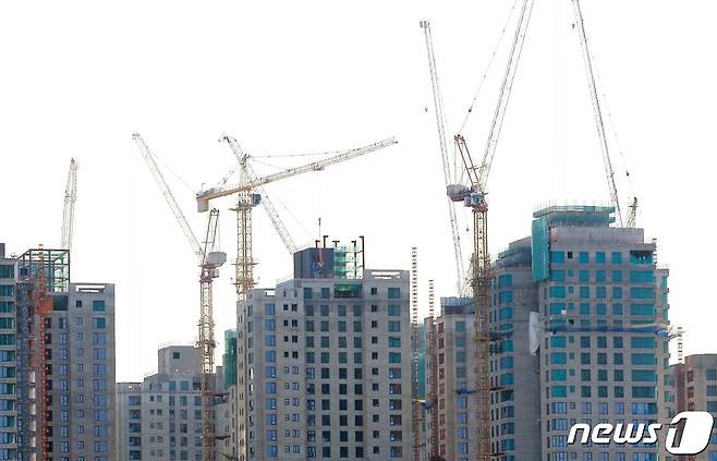 21일 서울의 한 아파트 단지 건설현장에서 공사가 진행되고 있다. 2023.2.21/뉴스1 ⓒ News1 구윤성 기자