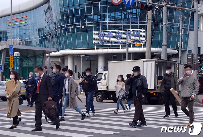광주 광산구 광주송정역 앞 횡단보도에서 시민들이 길을 건너고 있다./뉴스1 DB ⓒ News1