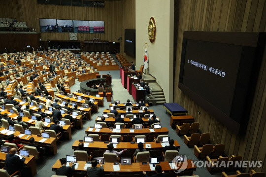 27일 오후 국회에서 열린 본회의에서 더불어민주당 이재명 대표에 대한 체포동의안 표결이 진행되고 있다. 사진=연합뉴스