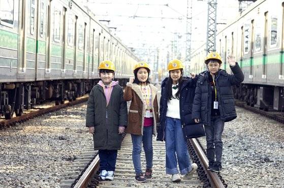 서울교통공사 군자 차량 사업소를 찾은 최광재·박시오·박주영·권도준(왼쪽부터) 학생기자가 우리나라 지하철 역사와 지하철 운행에 얽힌 여러 이야기를 알아봤다.