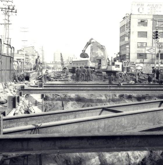 서울 지하철 1호선 시청역이 건설되던 1971년 10월 공사 현장. 서울 지하철 1호선은 1971년 4월 착공식을 시작으로 1974년 8월 개통됐다. 서울기록원