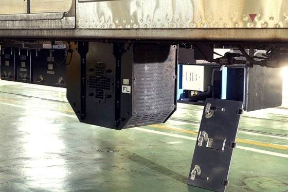 철제 차륜이 철로를 달리면 소음과 진동이 발생할 수밖에 없다. 하지만 차륜의 고무 스프링과 차륜과 차체 사이에 있는 공기 스프링 등이 진동을 감소시켜 차내 승객은 거의 느낄 수 없다.