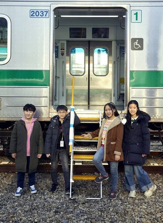 최광재·권도준·박시오·박주영(왼쪽부터) 학생기자가 비상시 승객의 계단 역할을 하는 비상하차설비가 펼쳐진 모습을 살폈다.