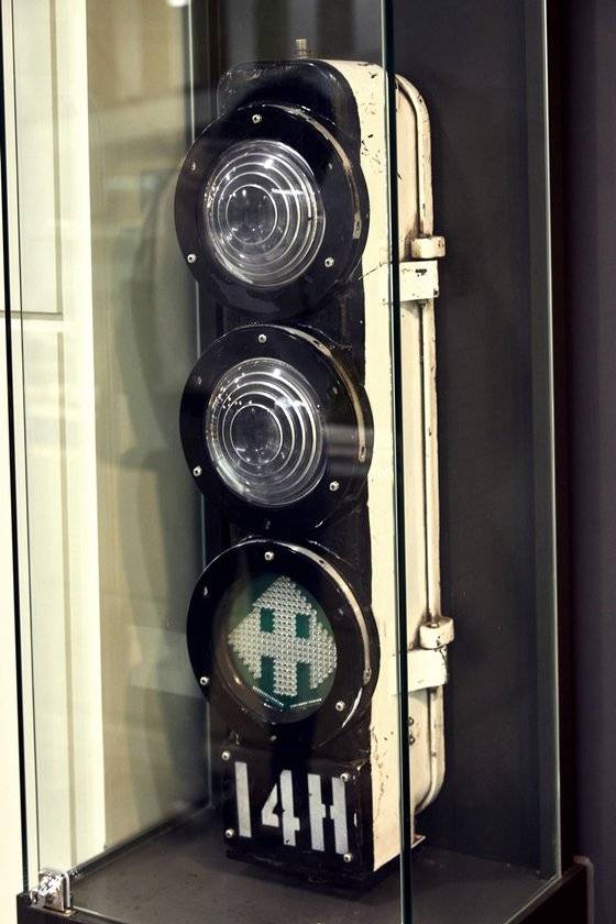 자동차가 도로 위 신호등을 보고 운행하듯, 전동차도 다른 전동차와 충돌을 막고 구간별 속도를 조절하기 위해 여러 열차제어시스템을 사용한다. 사진은 신호기 장치.