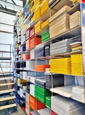 스위스 뮌징겐에 있는 USM 공장에 가구 패널이 놓여 있다.  취리히·뮌징겐=고은이 기자