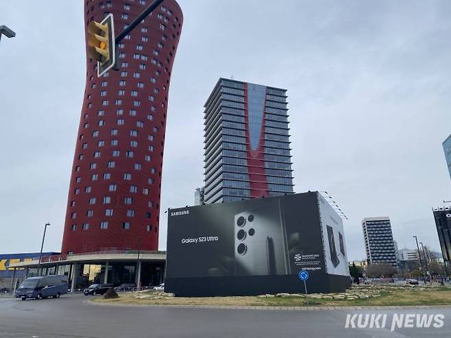 삼성 옥외 광고가 행사장 앞에 설치돼있다.  사진=송금종 기자 
