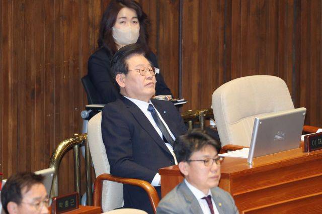 이재명 더불어민주당 대표가 27일 오후 국회에서 열린 본회의에서 본인의 체포동의안 부결 결과를 듣고 있다. 연합뉴스