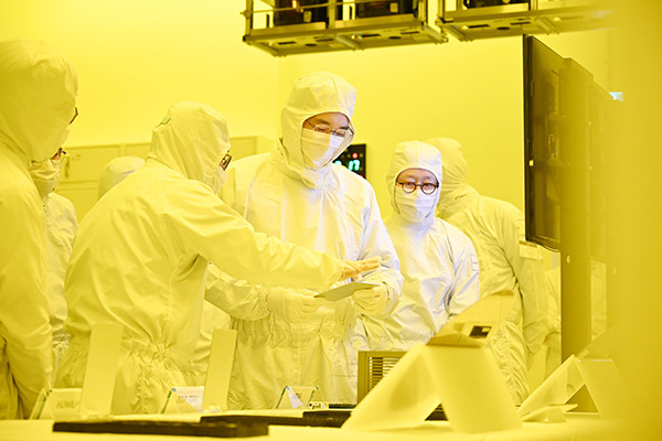 Jay Y. Lee looks around production facilities in Cheonan where some of the latest packaging technologies, such as high-bandwidth memory and wafer level chip scale packages, are in operation. [Photo provided by Samsung Electronics]