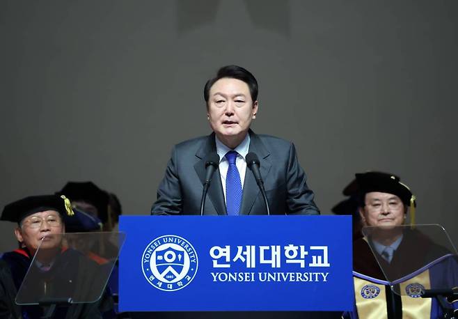 윤석열 대통령이 27일 서울 서대문구 연세대학교에서 열린 2023년 2월 학위수여식에서 축사하고 있다. (대통령실통신사진기자단) /사진=뉴시스