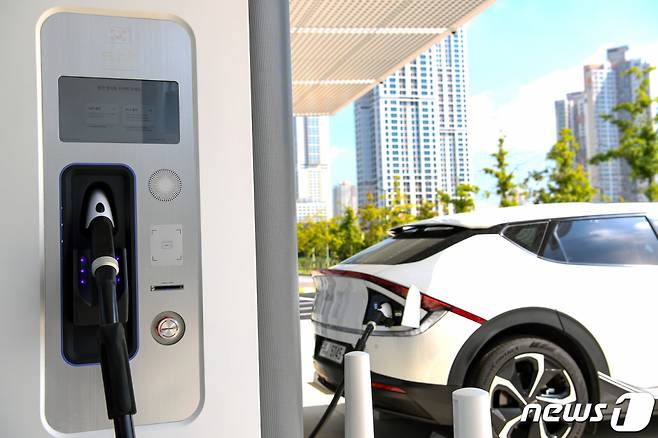(서울=뉴스1) = 현대자동차그룹이 1일 현대프리미엄아울렛 송도점에 전기차 초고속 충전소 ‘E-pit’을 구축하고 본격 운영에 들어갔다.   ‘송도 현대프리미엄아울렛 E-pit’는 현대차그룹이 국내 전기차 보급 활성화에 기여하고자 현대백화점과 협업해 마련한 전기차 충전소로, 고객 접근성을 고려해서 도심형 대형 쇼핑몰 내 시민들의 방문이 많은 복합문화 공간에 설치됐다는 점에서 의미가 있다. (현대차그룹 제공) 2021.10.1/뉴스1