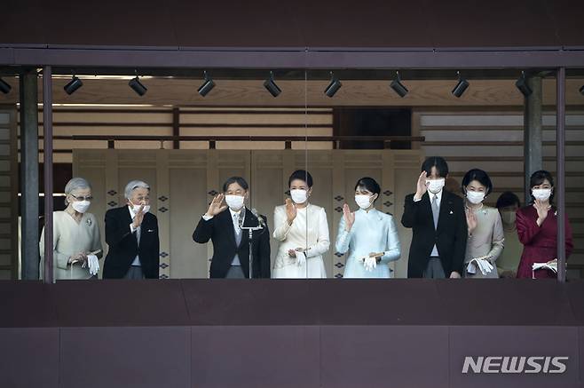 [도=AP/뉴시스]지난달 2일 일본 도쿄의 일왕거처인 고쿄에서 새해 '잇판산가'가 열려 일왕 등 왕족이 참석했다. 일반 시민들에게 손을 들어 인사하고 있다. 새해 잇판산가는 코로나19 영향으로 3년 만이었다. 왼쪽부터 미치코 상왕비, 아키히토 상왕, 나루히토 일왕, 마사코 왕비, 아이코 공주, 아키시노노미야 후미히토 왕세제, 기코 왕세제비, 가코 공주 등이다. 2023.02.27.