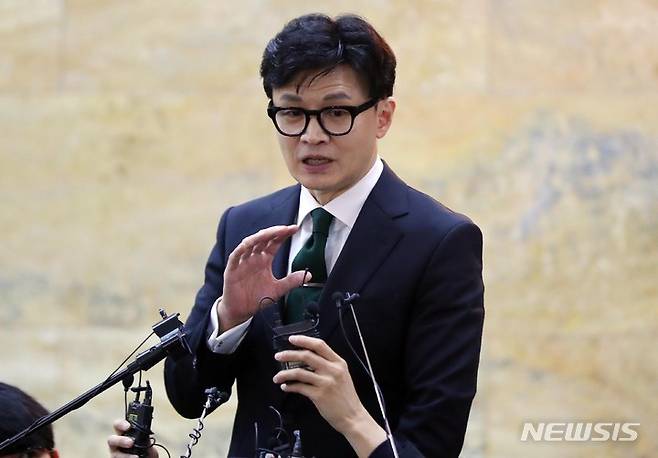 [서울=뉴시스] 추상철 기자 = 한동훈 법무부 장관이 27일 오후 서울 여의도 국회에서 제403회국회(임시회) 제8차 본회의에서 이재명 더불어민주당 대표 체포동의안이 부결된 후 본회의장을 나서며 취재진 질문에 답하고 있다. 2023.02.27. scchoo@newsis.com