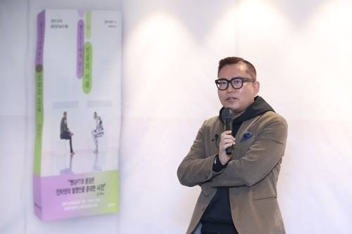 ‘챗GPT에게 묻는 인류의 미래’를 출간한 김대식 카이스트 교수가 생성인공지능인 챗GPT와 나눈 대화를 소개하고 있다. 연합뉴스