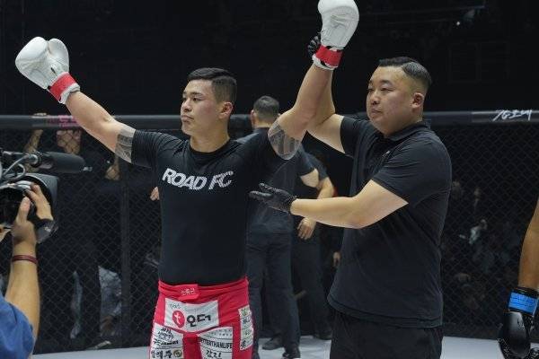 황인수(왼쪽)가 25일 고양체육관에서 열린 명현만과 ‘굽네 로드FC 063’ 스페셜매치에서 3라운드 TKO 승을 거둔 뒤 기뻐하고 있다. 이날 20㎏ 가까운 몸무게의 열세를 딛고 승리한 그는 새로운 입식 최강자로 떠올랐다. 사진제공 | 로드FC