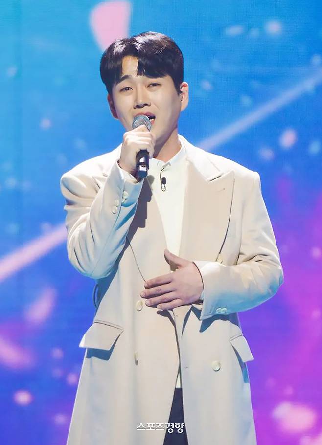 ‘불타는 트롯맨’ 참가자 황영웅을 둘러싼 여러 의혹들이 불거지면서 방송통신심의위원회 민원까지 제기된 가운데 결국 업무방해 혐의 등으로 피고발됐다. 인스타그램 캡처