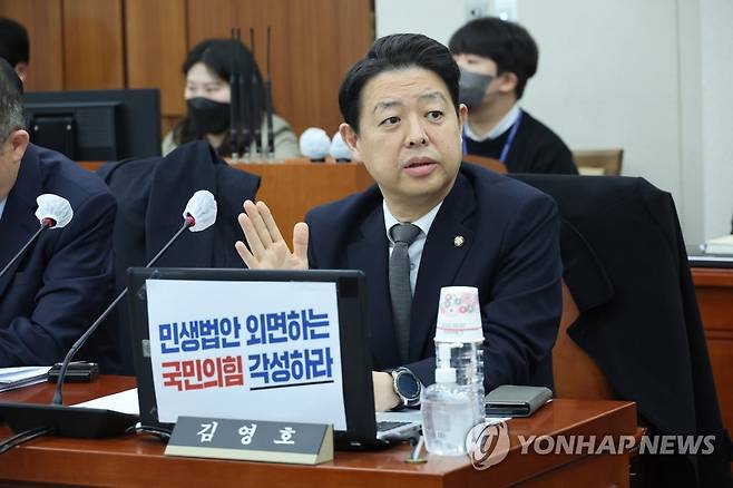 발언 위해 손 드는 김영호 의원 (서울=연합뉴스) 임화영 기자 = 27일 오전 국회에서 열린 교육위원회 제2차 전체회의에서 더불어민주당 측 간사인 김영호 의원이 의사진행발언을 위해 손을 들고 있다. 2023.2.27 hwayoung7@yna.co.kr