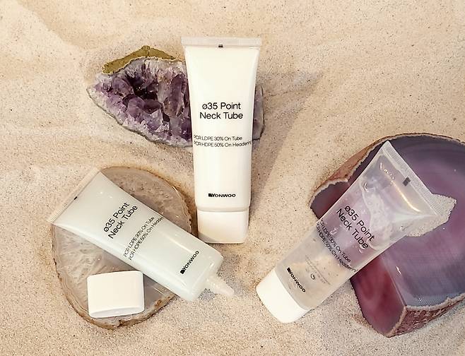 재활용 폴리에틸렌 소재 기반의 친환경 화장품 용기 / 사진=한화솔루션