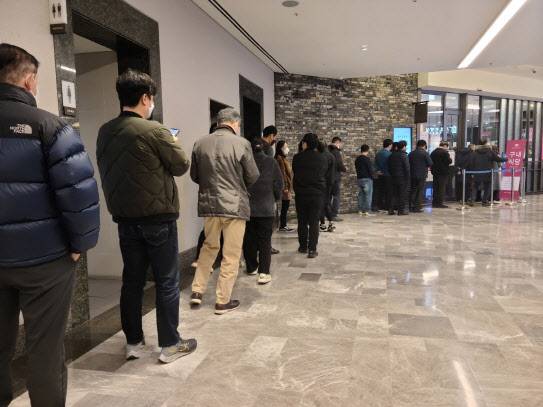 강남구 삼성역 오크우드타워 지하1층의 구내식당 앞에 사람들이 줄지어 서있다. (사진=김영은 수습기자)