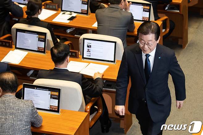 이재명 더불어민주당 대표가 27일 서울 여의도 국회에서 열린 제403회 국회(임시회) 제8차 본회의에서 자신에 대한 체포동의안 관련 신상 발언을 마친 후 자리로 이동하고 있다. 2023.2.27/뉴스1 ⓒ News1 유승관 기자