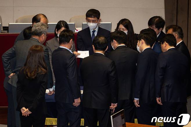 27일 서울 여의도 국회에서 열린 제403회 국회(임시회) 제8차 본회의에서 국회의원 이재명에 대한 체포동의안 개표 과정 중 감표위원들이 무효표 여부에 대해 논쟁을 벌이고 있다. 2023.2.27/뉴스1 ⓒ News1 유승관 기자