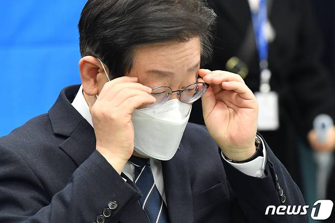 이재명 더불어민주당 대표가 28일 오전 서울 은평구 수색초등학교에서 열린 학교 급식노동자 폐암 진단 관련 민생현장 방문 간담회에 참석해 안경을 고쳐쓰고 있다. (공동취재) 2023.2.28/뉴스1 ⓒ News1 송원영 기자
