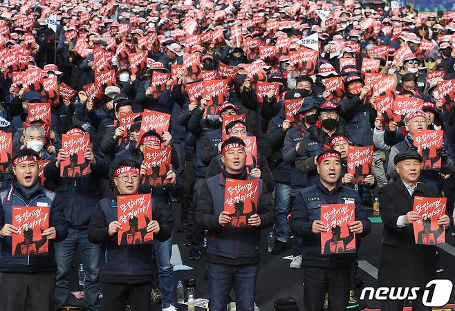 양경수 민주노총 위원장이 28일 오후 서울 숭례문에서 열린 건설노조 탄압 규탄 민주노총 결의대회에서 참가자들과 함께 구호를 외치고 있다. 이들은 윤석열 정부가 '건폭(건설노조 폭력배)'이라며 노조 탄압을 할 것이 아니라 건설안전특별법을 제정해 안전대책을 마련할 것을 촉구했다. 2023.2.28/뉴스1 ⓒ News1 신웅수 기자