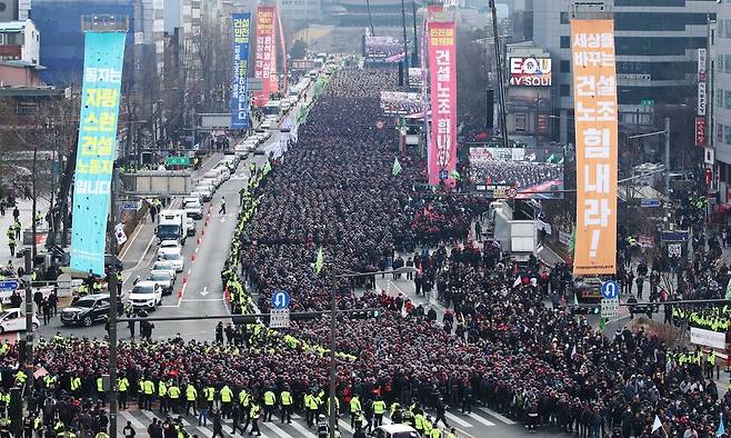28일 오후 서울 숭례문 앞에서 열린 건설노조 탄압 규탄! 반노동 윤석열 정권 심판! 건설노동자 결의대회에서 참석자들이 임을 위한 행진곡을 부르고 있다. 백소아 기자 thanks@hani.co.kr