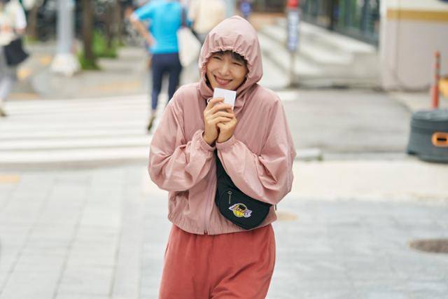 전도연 배우가 출연한 일타 스캔들 한 장면. 극중 반찬 가게 사장 남행선 역을 맡은 전도연은 "대한민국 사교육 과열은 다 엄마들 책임"이라고 일갈한다. tvN 제공