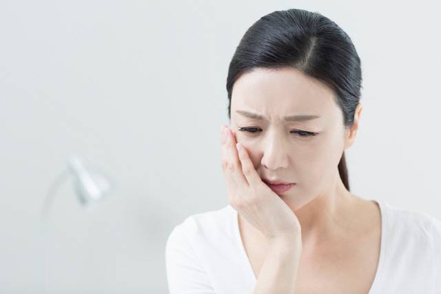 턱 괴는 자세는 턱관절에 무리를 주고 턱관절장애를 유발할 수 있다./사진=클립아트코리아