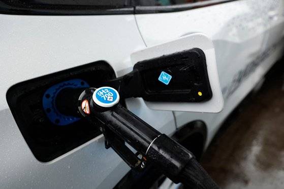 지난 1월 독일 베를린에서 BMW의 수소차 IX5에 수소가 충전되고 있다. 로이터=연합뉴스